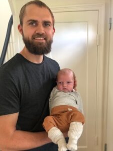 Jonas Kjær med baby